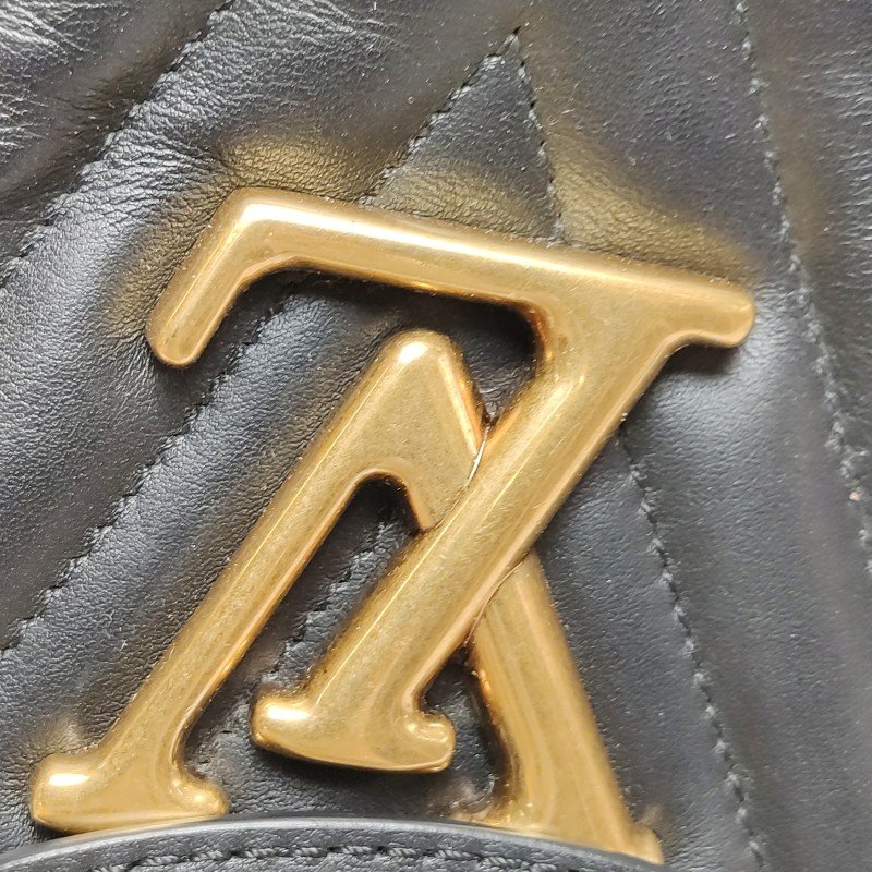 Louis Vuitton (LV) New Wave牛皮純色絎縫Logo標誌單肩包晶片款-12