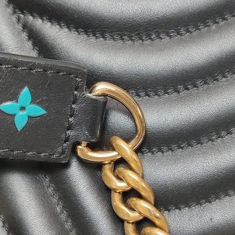 Louis Vuitton (LV) New Wave牛皮純色絎縫Logo標誌單肩包晶片款-14
