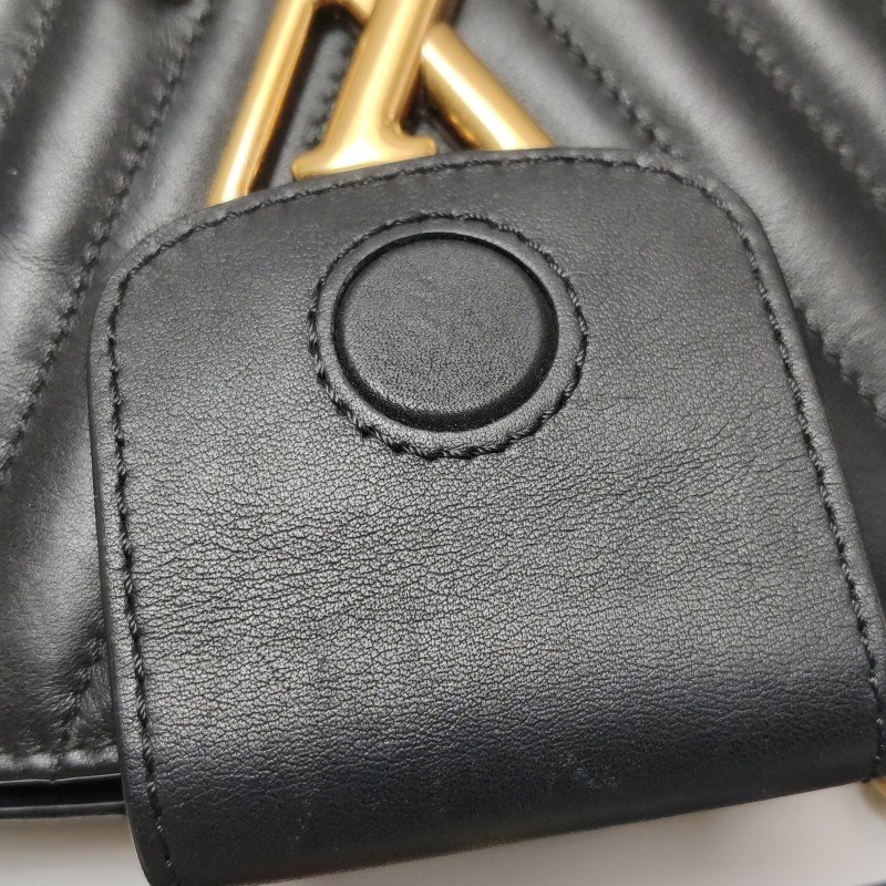 Louis Vuitton (LV) New Wave牛皮純色絎縫Logo標誌單肩包晶片款-19