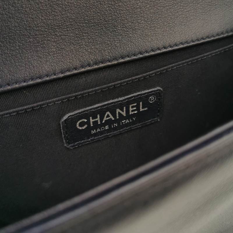 Chanel Leboy 季節限定款中型牛皮菱格絎縫方形雙C鎖扣單肩包-7