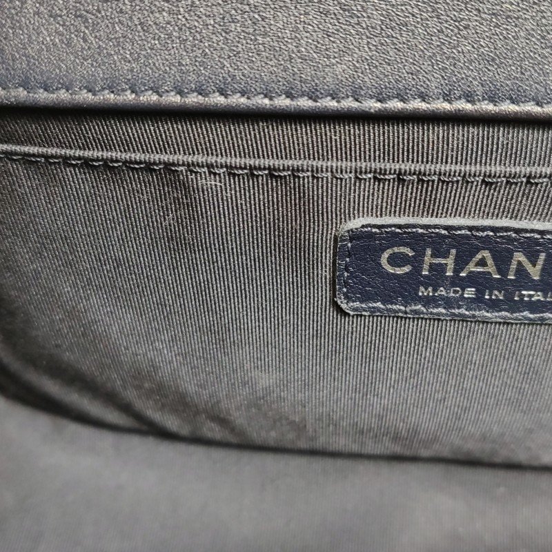 Chanel Leboy 季節限定款中型牛皮菱格絎縫方形雙C鎖扣單肩包-10