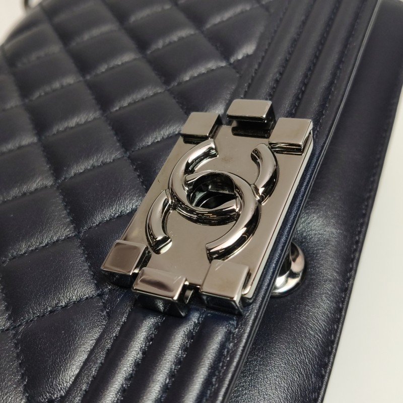 Chanel Leboy 季節限定款中型牛皮菱格絎縫方形雙C鎖扣單肩包-14