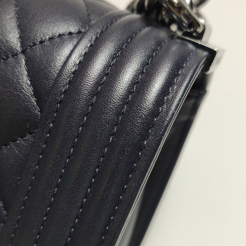 Chanel Leboy 季節限定款中型牛皮菱格絎縫方形雙C鎖扣單肩包-17