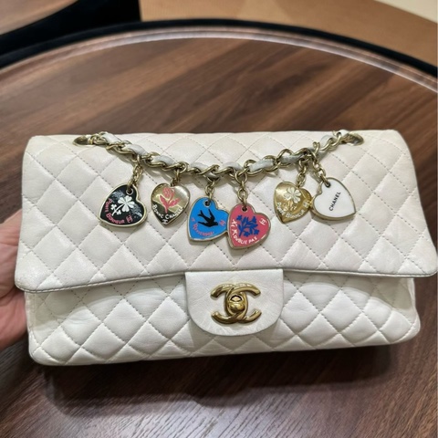Chanel 香奈兒 cf中號 白色情人節愛心徽章限量款 金扣 羊皮  尺寸：16*26*6.5cm