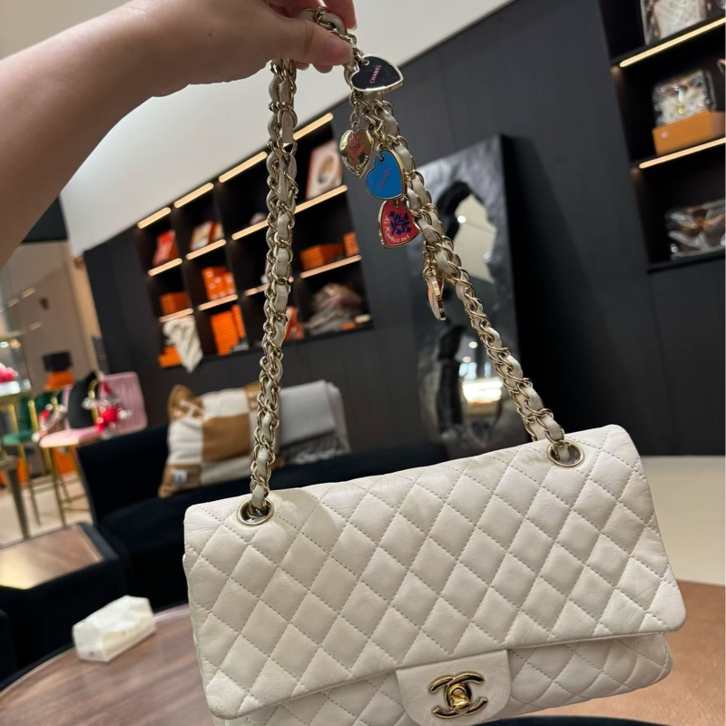 Chanel 香奈兒 cf中號 白色情人節愛心徽章限量款 金扣 羊皮 尺寸:16*26*6.5cm-1