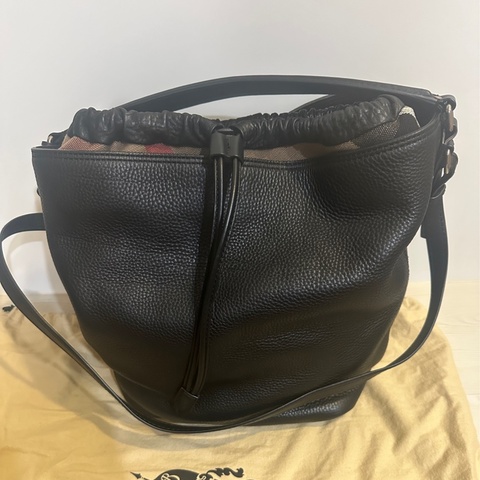 BURBERRY 牛皮水桶包｜全新未使用｜經典黑色｜優雅質感款✨