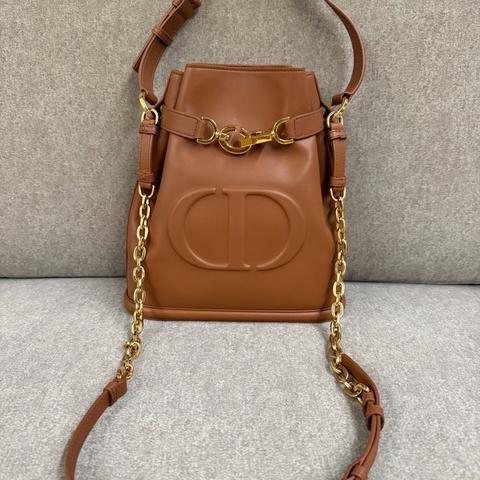 全新品Dior C'est  Dior棕色小牛皮中型水桶包   超級美包❤️