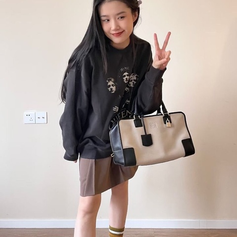 Loewe amazonao手提包 黑色拼米白 金扣 牛皮 35*16*14.  9新. 配件鑰匙*2 鎖 塵袋
