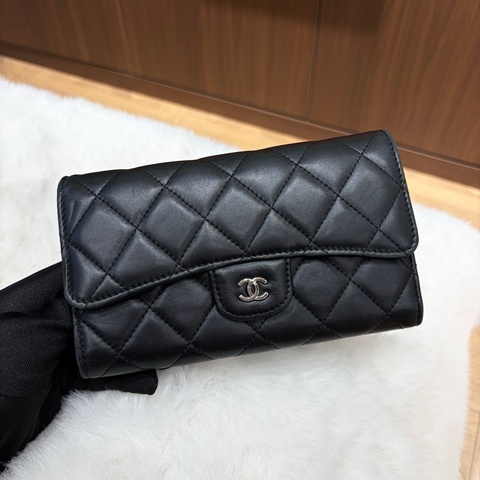 Chanel香奈兒15開黑銀羊皮cf長款錢包。