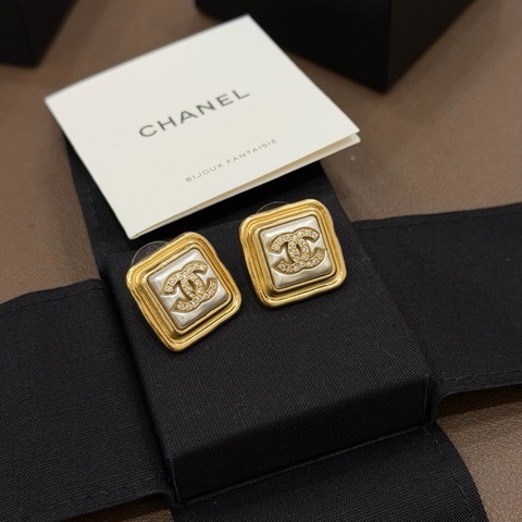閒置未使用 香奈兒chanel 23A方糖珍珠水鑽logo耳釘 整體重工精緻感十足 氣質滿分 有盒子。