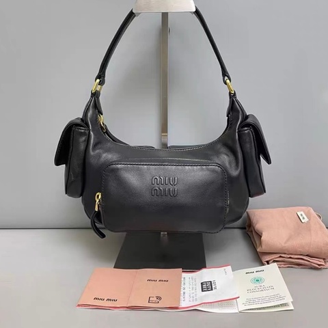 🌷帶票芯片款！Miumiu Pocket Nappa 機車包 軟牛皮Hobo