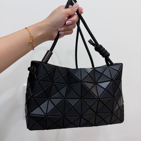 《仙闆名牌精品》ISSEY MIYAKE 三宅ㄧ生 BAOBAO LOOP MATTE 黑 幾何方格 側綁繩 斜背包 肩背包 手提包