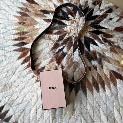 FENDI 素面牛皮硬殼斜背包 藕粉
