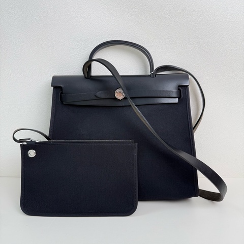 99新✨Hermes 愛馬仕 herbag 31 黑色帆布單肩包手提包 銀色五金 附件：子袋 C刻 尺寸：31*25*10cm