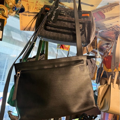 羅意威 Loewe 黑色皮革 郵差包 斜背包 手拿包 側背包 t messenger bag
