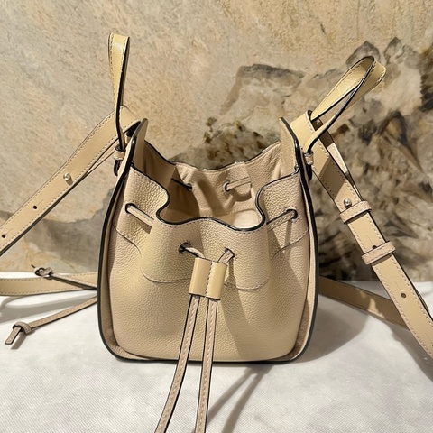 Loewe沙色牛皮吊床包Mini