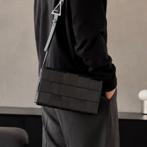 BOTTEGA VENETA Cassette (小牛皮/黑綠拼色）