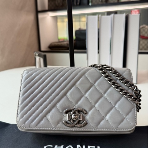 20開 Chanel/香奈兒coco boy淡灰色雙鏈條油蠟皮單肩斜挎鏈條包  尺寸：20*11 98新