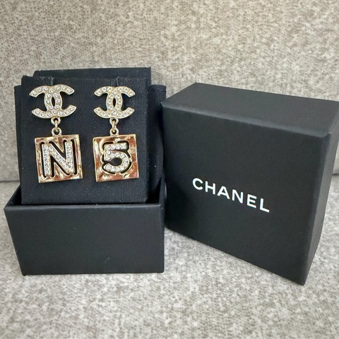 Chanel 22S 高級工坊系列不對稱No.5方塊耳環