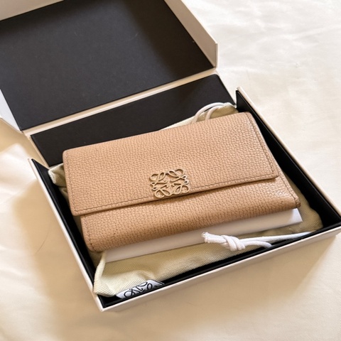 LOEWE Anagram 鵝卵石紋小牛皮三摺皮夾