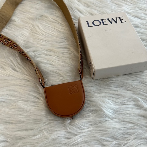 Loewe 小斜跨包 附原盒