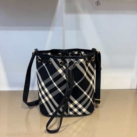 Burberry 黑白格紋帆布水桶包80950571