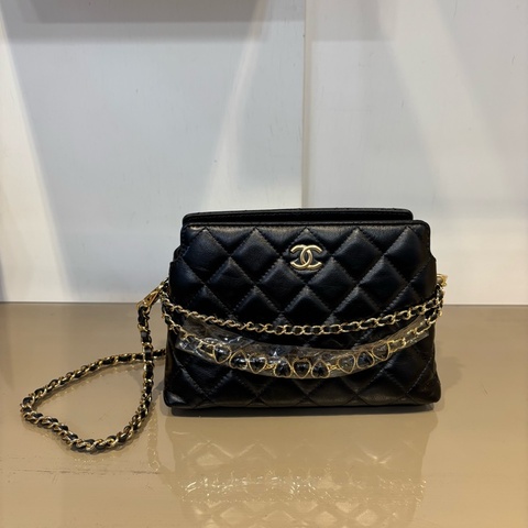 Chanel 黑牛皮愛心鏈條肩背包AP3787