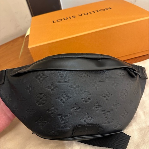 LV 黑壓紋超好看男用胸口包 不要再錯過了
