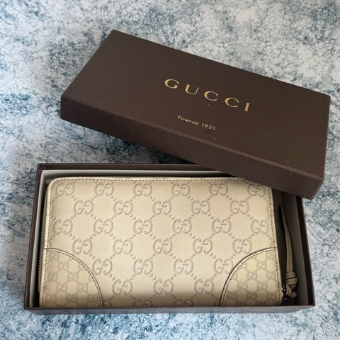 Gucci米白壓紋ㄇ拉長夾