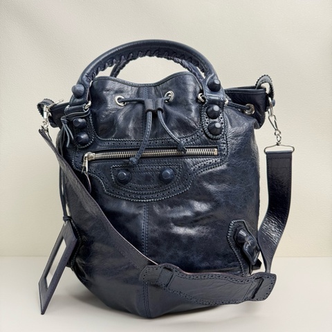 巴黎世家/BALENCIAGA Le Cagole 藍色羊皮鉚釘機車包水桶包單肩包斜挎包 銀色釕色五