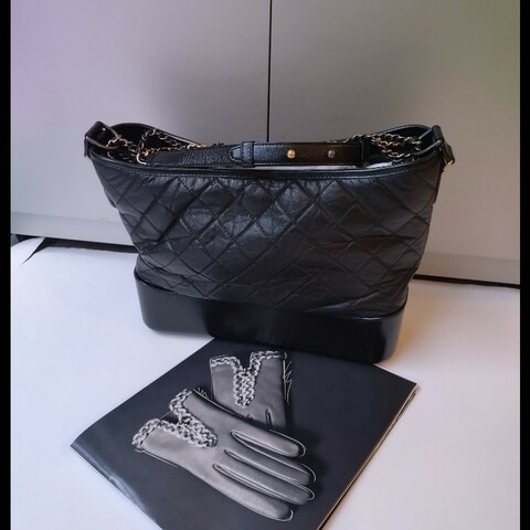 Chanel 黑皮革大號流浪hobo包