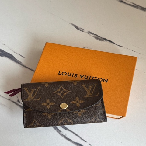 LV 花紋內桃紅釦式零錢包👛