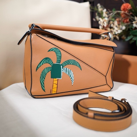 99新✨羅意威Loewe限定系列小號Puzzle手提包斜挎包 銀扣 年份20年 附件：肩帶