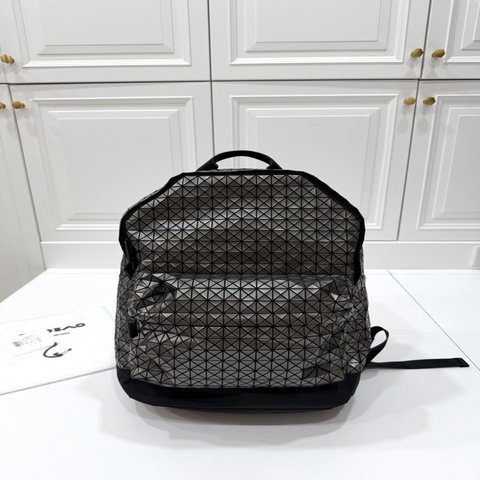 《仙闆名牌精品》ISSEY MIYAKE 三宅一生 BAOBAO 金屬 鐵灰色 壓印方格 後背包 肩背包 手提包
