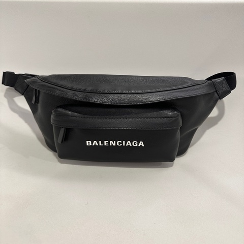 Balenciaga 巴黎世家 經典 EVERYDAY 系列品牌字母LOGO 烙印小牛皮腰包/斜背包(黑552375)