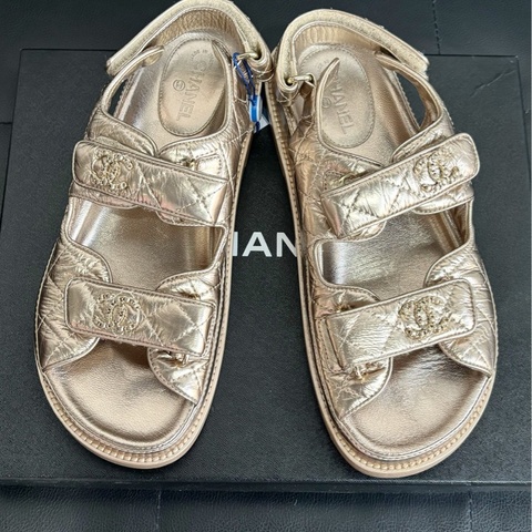 Chanel香奈兒香檳金魔術貼涼鞋37碼 95新