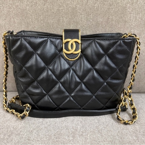 Chanel  香奈兒22B  流浪包黑色金扣羊皮