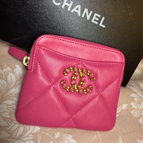香奈兒 櫻花粉 芭比粉 零錢 吐司包 短夾 多用途錢包 卡包 chanel 19 pink Quilted Chanel 19 Zip Card Holder Wallet Pink