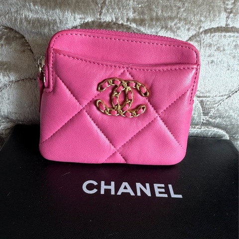 香奈兒 櫻花粉 芭比粉 零錢 吐司包 短夾 多用途錢包 卡包 chanel 19 pink Quilted Chanel 19 Zip Card Holder Wallet Pink