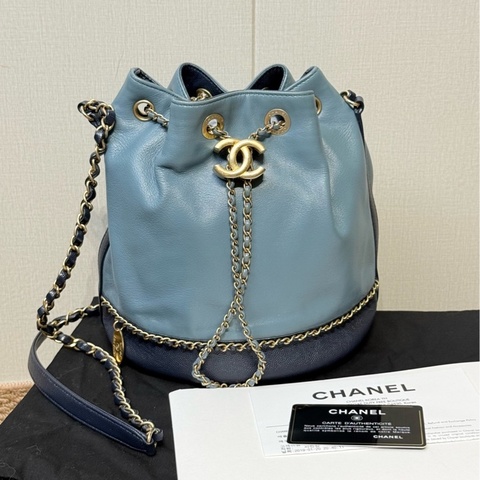 Chanel 香奈兒 抽繩水桶包 霧霾藍配深藍魚子醬 27開 尺寸:22×21cm
