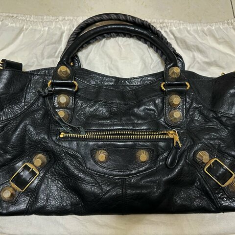 二手真品 Balenciaga 巴黎世家 近全新 經典黑色小羊皮金釦 無磨損或明顯使用痕跡 明星使用款