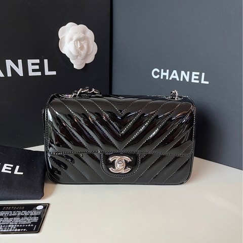 99新 Chanel/香奈兒黑銀漆皮V紋cf 大mini 23開