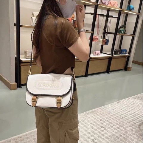 【COACH蔻馳徽章FIELD信使包】粉筆白+混合色
