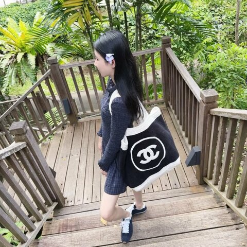 Chanel 黑白毛巾沙灘托特包 採用柔軟毛巾布,黑白配色+經典雙C Logo 37*39*20 99新配件塵袋