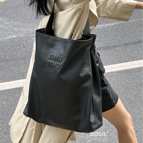 ✨MiuMiu｜新款soblack全黑全皮Hobo大托特｜浮雕logo大型百寶袋｜99新芯片款