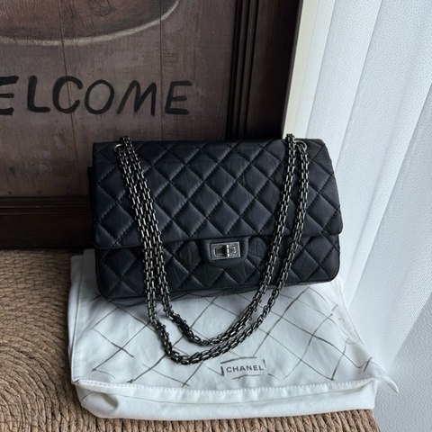 ✨99新香奈兒chanel 2.55黑銀中號褶皺牛皮鏈條包肩背包 尺寸：28cm底長 年份：23開
