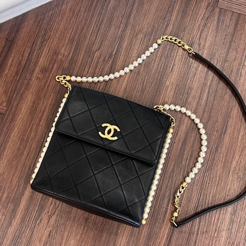 CHANEL 珍珠季節款肩背包羊皮黑 AS2503/保卡款31開