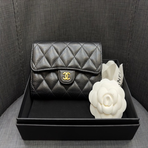CHANEL 經典黑金荔枝皮三折中夾 - 黑金 晶片款