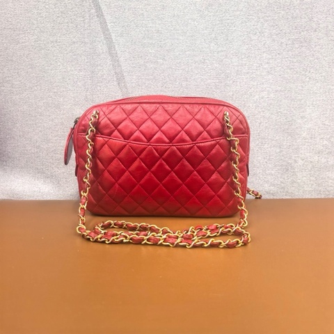 Chanel香奈兒紅色中古相機單肩鏈條包。