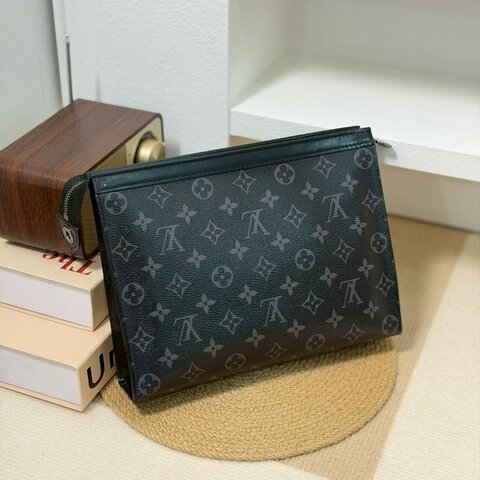 🏷LV 路易威登．Pochette Voyage MM 黑老花手拿包 M61692